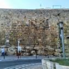 Els llaços grocs penjaven ahir de la muralla romana a l'alçada del Portal del Roser.