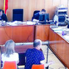 Moment en què l'acusat del crim de Riudecanyes declara, d'esquena, durant el judici a l'Audiència de Tarragona, amb la presència d'una traductora.