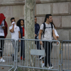 Pla general de tres dels acusats, acompanyats d'una familiar, arribant a l'Audiència de Barcelona.