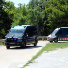Las furgonetas saliendo de los Juzgados de Manresa con los cuatro detenidos por la violación.