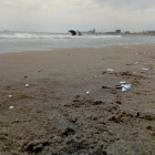 Imatge de les esferes de plàstic aparegudes a la platja del Miracle de Tarragona.