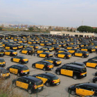 Imagen del área de espera de la T2 llena de taxis justo antes que se dirigieran a la Gran Vía.