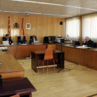Imatge de la sala de vistes de l'Audiència de Tarragona amb l'acusat d'abusar de la filla i d'una amiga d'aquesta, assegut d'esquenes a la dreta.