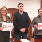 Juan Carlos Sánchez, Pepa Labrador y Guillem Figueras con las siglas de su nuevo partido.