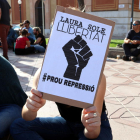 Plano detalle de un cartel reivindicativo en la concentración en Tarragona para pedir la libertad de los detenidos en los disturbios en Tarragona.