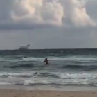 Instante del vídeo en que se ve como el avión cae al mar.