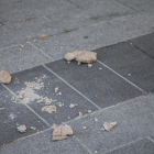 Imagen de las piedras que han caído de una fachada de la calle Reding.