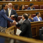 El líder de Podem, Pablo Iglesias, saluda el president d'ERC, Oriol Junqueras, durant la sessió de constitució del Congrés dels Diputats.