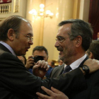 Manuel Cruz y Pío García Escudero, presidente del Senado entrante y presidente del Senado saliente, saludándose en el Senado en la sesión constitutiva.