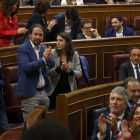 Diputados del PSOE y de Unidas Podemos aplauden durante la constitución del Congreso.
