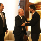 El president del Parlament, Roger Torrent, saluda l'advocat Paco Zapater, un dels impulsors de la llei per protegir les oliveres de la Ribera d'Ebre.