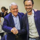 El nou alcalde Pere Segura encaixant la mà al seu antecessor Josep Poblet.