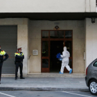 Pla general de la façana on han trobat una dona morta en un domicili de Reus després que un home s'hagi llençat al buit des del balcó, amb la policia científica entrant-hi. IMatge del 30 de gener del 2019