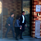 Oriol Pujol sortint per la porta de la presó de Brians 2 amb dues persones més.
