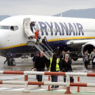 Turistes desembarcant d'un avió de Ryanair a l'aeroport de Girona-Costa Brava.