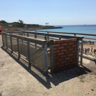 Imatge d'un accés tapiat de la platja del Miracle a la plataforma.