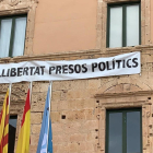 Pla general d'una pancarta en defensa dels presos penjada a la façana de l'Ajuntament de Torredembarra, ubicat dins del castell del municipi. Imatge publicada el 21 de març del 2019