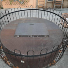Imagen de la placa de acero que se ha puesto en el pozo de la Plaça del Rei.