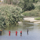 Mossos d'Esquadra y Bombers peinando el río Besòs en busca del bebé que habría sido abandonado.