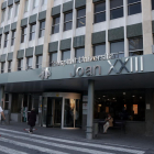 Accés principal a l'Hospital Joan XXIII de Tarragona, amb el rètol amb el nom del centre.