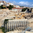 El anfiteatro romano de Tarragona, ya cerrado al público provisionalmente, con los andamios instalados hace un tiempo en la gradería remodelada, en primer término.