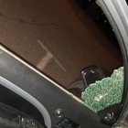 Aspecte del cotxe de l'Eva Cazorla, després que algú trenqués el vidre i arrenqués la ràdio i els reposacaps del vehicle.