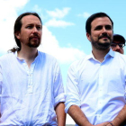 El líder de Podemos, Pablo Iglesias, y del líder de Izquierda Unida, Alberto Garzón, en una imagen de archivo.