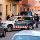 Pla general d'agents policials davant la façana de la casa del barri tortosí de Ferreries on s'ha produït el matricidi.