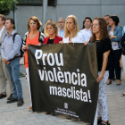 Pla general de les persones concentrades i la pancarta desplegada durant el minut de silenci per recordar la dona morta a mans del seu fill el passat divendres a Tortosa.