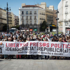 Durante la protesta se han lanzado consignas como 'basta montajes policiales' o 'Madrid está con el pueblo catalán'.