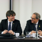 El president Quim Torra i l'expresident Carles Puigdemont durant la reunió del grup parlamentari de Junts per Catalunya a Brussel·les.
