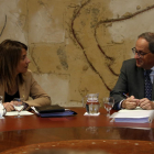 El presidente de la Generalitat, Quim Torra, conversa con la consellera de la Presidencia, Meritxell Budó.