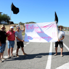 Pla general de manifestants amb una pancarta en el tall de carretera de la C-12 a Flix per reclamar que es quantifiquin les ajudes per als afectats de l'incendi de la Ribera d'Ebre. Imatge del 28 de juliol del 2019 (Horitzontal).