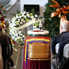 El féretro de Neus Català, en el funeral celebrado en el Tanatorio de Móra la Nova.