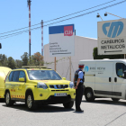Pla obert de la funerària arribant a l'empresa Carburos Metálicos, on hi ha hagut un accident mortal per una fuita d'amoníac en aquesta planta, al polígon petroquímic nord de Tarragona, a la Pobla de Mafumet. Imatge del 31 de maig del 2019