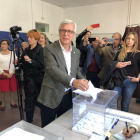 Ballesteros votando en el Institut Tarragona.