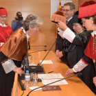Bettina Kadner recibe el birrete de manos de la rectora María José Figueras.