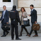 els comissaris dels Mossos d'Esquadra Ferran López i Joan Carles Molinero s'aturen a l'entrada del Tribunal Suprem acompanyats de la seva lletrada davant d'un agent de la Policia Nacional.