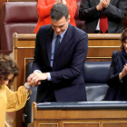 La ministra d'HIsenda, María Jesús Montero, es felicitada pel president del Govern, Pedro Sánchez, i la vicepresidenta, Carmen Calvo