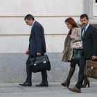 Els comissaris dels Mossos d'Esquadra Ferran López i Joan Carles Molinero a l'entrada al Tribunal Suprem acompanyats de la seva lletrada.