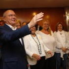 El candidat de Junts per Reus, l'actual alcalde Carles Pellicer, victoriós, saludant a la seu del partit.