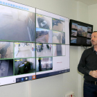 Pla obert del panel de visualització de les càmeres de vídeo vigilància de Calafell.