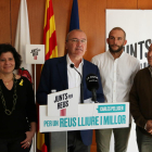 El cap de llista de Junts per Reus, Carles Pellicer, acompanyat de membres del partit en la roda de premsa per valorar pactes postelectorials.