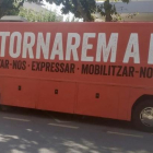 Imagen tomada por el PP del bus de Òmnium Cultural aparcado en la Vía Roma de Salou.
