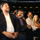 Imatge d'arxiu de Junqueras amb Jordi Sànchez, Jordi Cuixart i Neus Lloveras a l'acte unitari d'inici de campanya pel referèndum.