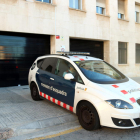 El vehículo de Mossos de Esquadra que custodiaba a los padres del bebé de un mes ingresado en el Hospital Joan XXIII de Tarragona, en su llegada a la Audiencia, donde han pasado a disposición judicial.