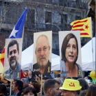 Los carteles con las caras de Carme Forcadell, Lluís Puig y Jordi Sànchez durante la manifestación independentista en la Gran Vía.