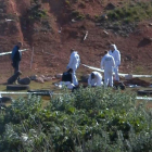 La policía cièntifica en el lugar donde han encontrado el cuerpo de la joven en Ulldecona.