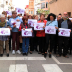 Alguns dels veïns que han participat als cinc minuts de silenci a les portes de l'Ajuntament d'Ulldecona.