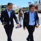 El director general de Carburos Metálicos, Ahmed Hababou i un assessor, que s'han personat fins a l'empresa, al polígon petroquímic a la Pobla de Mafumet, amb equips de bombers i emergències al fons.